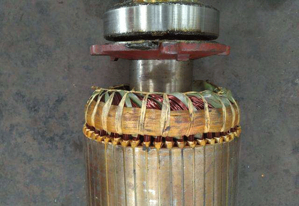 西安電機(jī)廠技術(shù)員關(guān)于高壓電機(jī)端部捆扎的重要性分析。