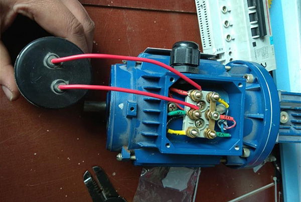 YE3高效節(jié)能三相異步電動(dòng)機(jī)改成單相的接線(xiàn)示意圖 YE3高效節(jié)能三相異步電動(dòng)機(jī)改成單相的接線(xiàn)示意圖